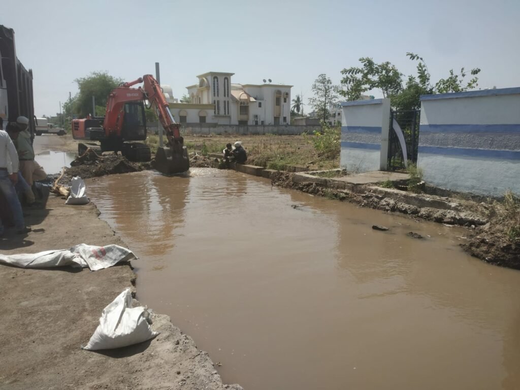 नगर परिषद की दूरदर्शिता के अभाव का हर्जाना अपनी जेब से चुका रही है जनता, पाइप-लाइन की मरम्मत पर सरकारी तिजोरी से ख़र्च हो रहे हैं लाखों रुपए | New India Times