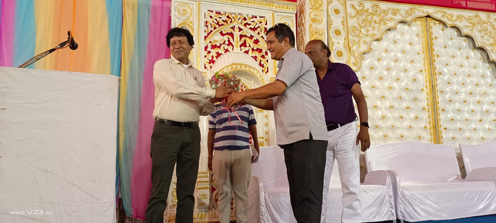 झाबुआ नगर पालिका सीएमओ सफाई कर्मचारियों से हुए रूबरू, नगर के प्रत्येक मोहल्ला गली में साफ सफाई स्वच्छता के लिए दिए टिप्स | New India Times