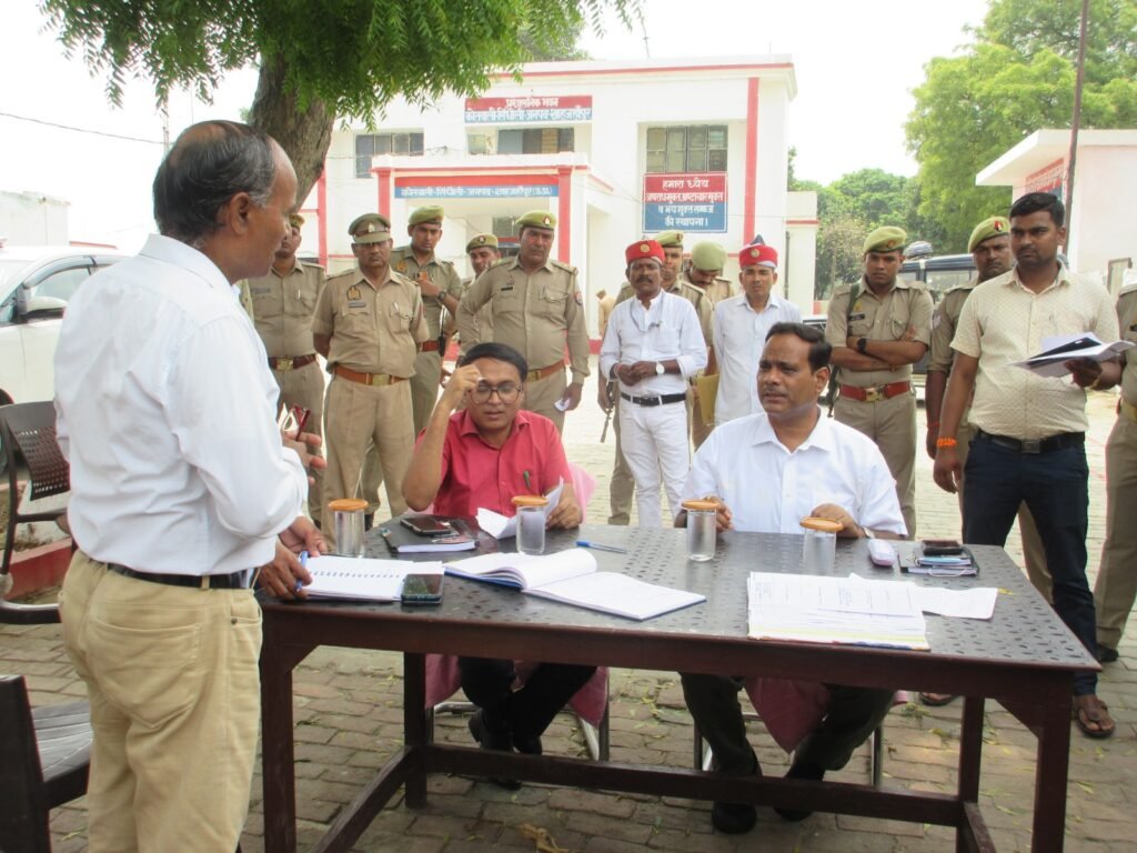 जिलाधिकारी की अध्यक्षता में सम्पूर्ण थाना समाधान दिवस पर लेखपाल के विलंब से उपस्थिति पर जवाब तलब | New India Times