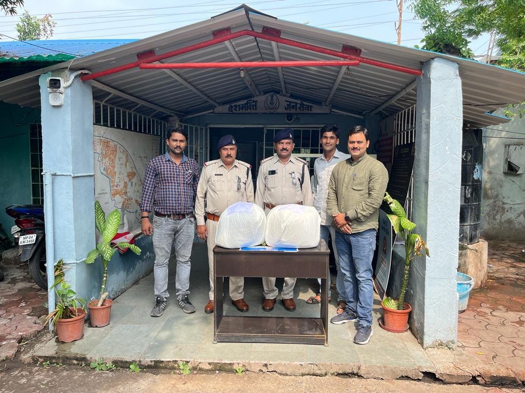 थाना गौतम नगर की पुलिस ने दो गांजा तस्कर को किया गिरफ्तार | New India Times