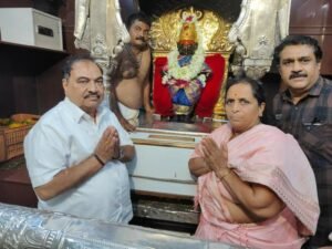 पंढरपुर में नेताओं का जमावड़ा, खड़से-महाजन ने किए श्री विठ्ठल भगवान के दर्शन, राज्य में चरमराई परिवहन व्यवस्था | New India Times