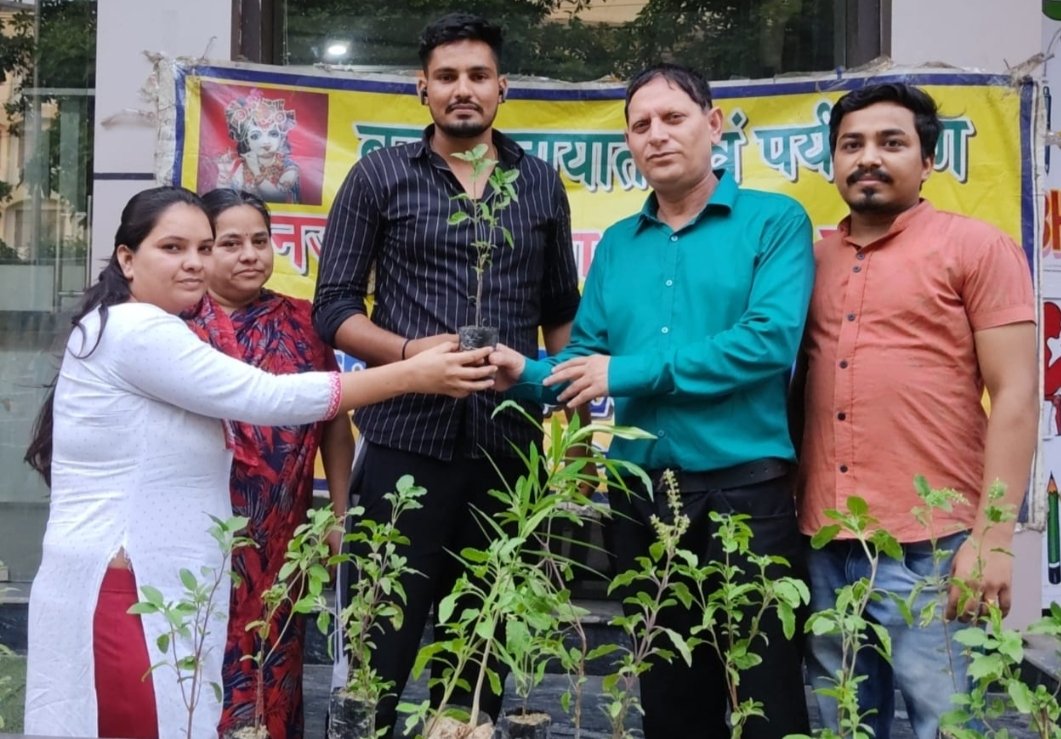 ब्रज यातायात एवं पर्यावरण जन जागरूकता समिति ने विश्व पर्यावरण दिवस पर निःशुल्क बांटे पौधे | New India Times