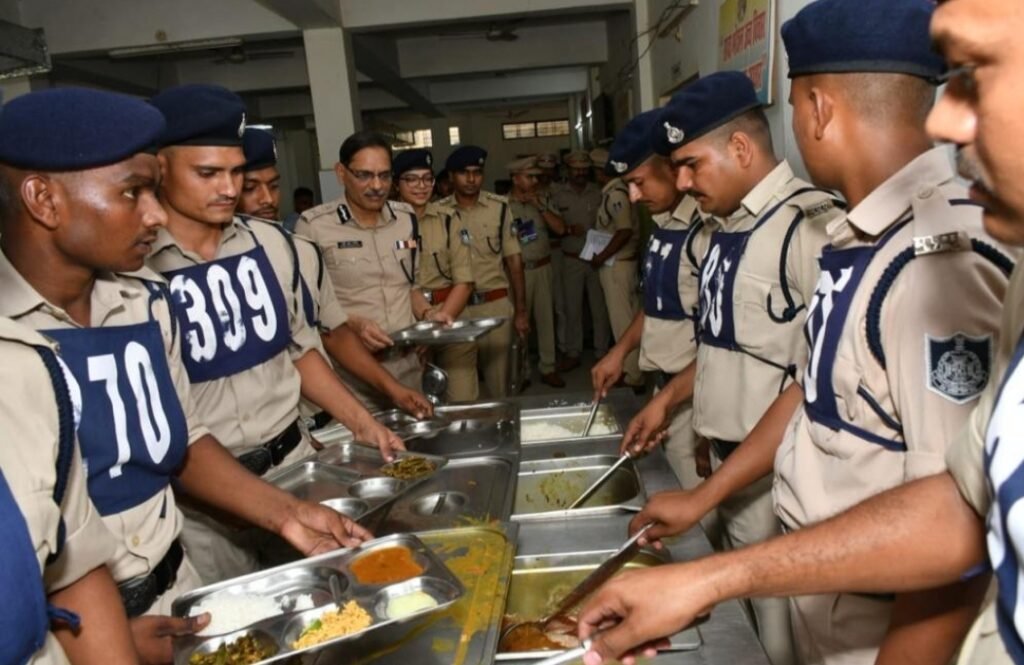डीजीपी ने प्रशिक्षु नवआरक्षकों की मेस में जाकर उनके साथ किया भोजन एवं प्रशिक्षण का समझाया महत्व साथ ही आधुनिक तकनीक सीखने पर दिया जोर | New India Times