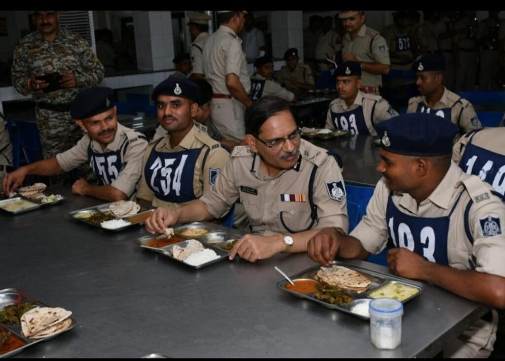 डीजीपी ने प्रशिक्षु नवआरक्षकों की मेस में जाकर उनके साथ किया भोजन एवं प्रशिक्षण का समझाया महत्व साथ ही आधुनिक तकनीक सीखने पर दिया जोर | New India Times