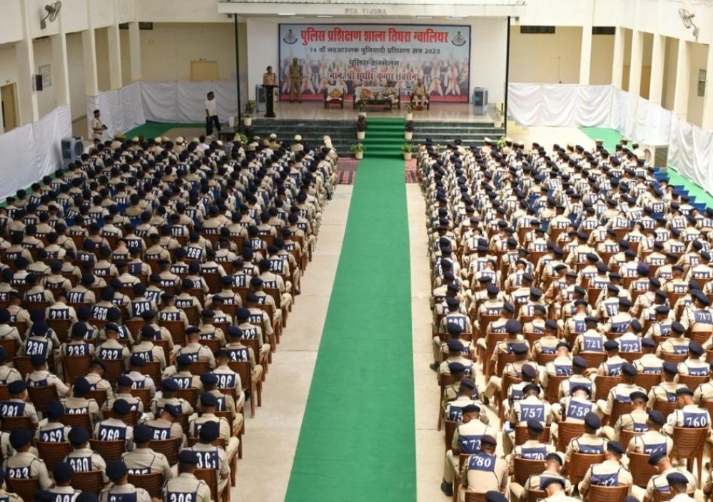 डीजीपी ने प्रशिक्षु नवआरक्षकों की मेस में जाकर उनके साथ किया भोजन एवं प्रशिक्षण का समझाया महत्व साथ ही आधुनिक तकनीक सीखने पर दिया जोर | New India Times