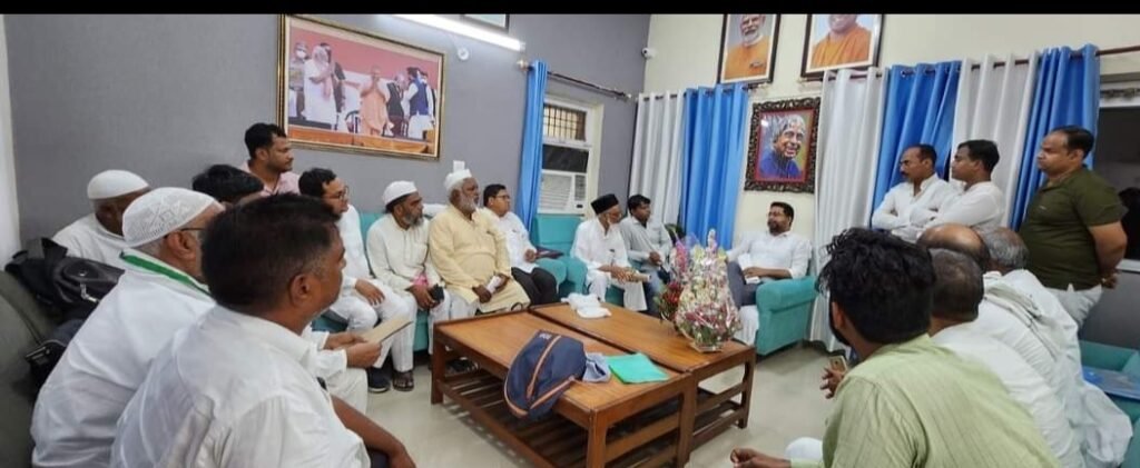 बुनकर संगठनों ने बढ़ी बिजली दरों को लेकर की दानिश आज़ाद से मुलाकात, मंत्री ने समस्या के निराकरण का दिया आश्वासन | New India Times