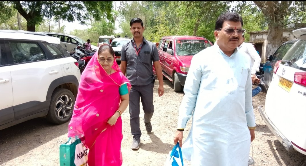 भाजपा की टिफिन बैठक में सांसद लेकर आए बाजरा रोटी, जिलाध्यक्ष ने दही वड़े, वरिष्ठ नेता व कार्यकर्ताओं ने सब्ज़ी, सभी ने शेयर किया टिफिन | New India Times