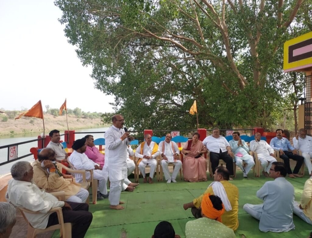 भाजपा की टिफिन बैठक में सांसद लेकर आए बाजरा रोटी, जिलाध्यक्ष ने दही वड़े, वरिष्ठ नेता व कार्यकर्ताओं ने सब्ज़ी, सभी ने शेयर किया टिफिन | New India Times