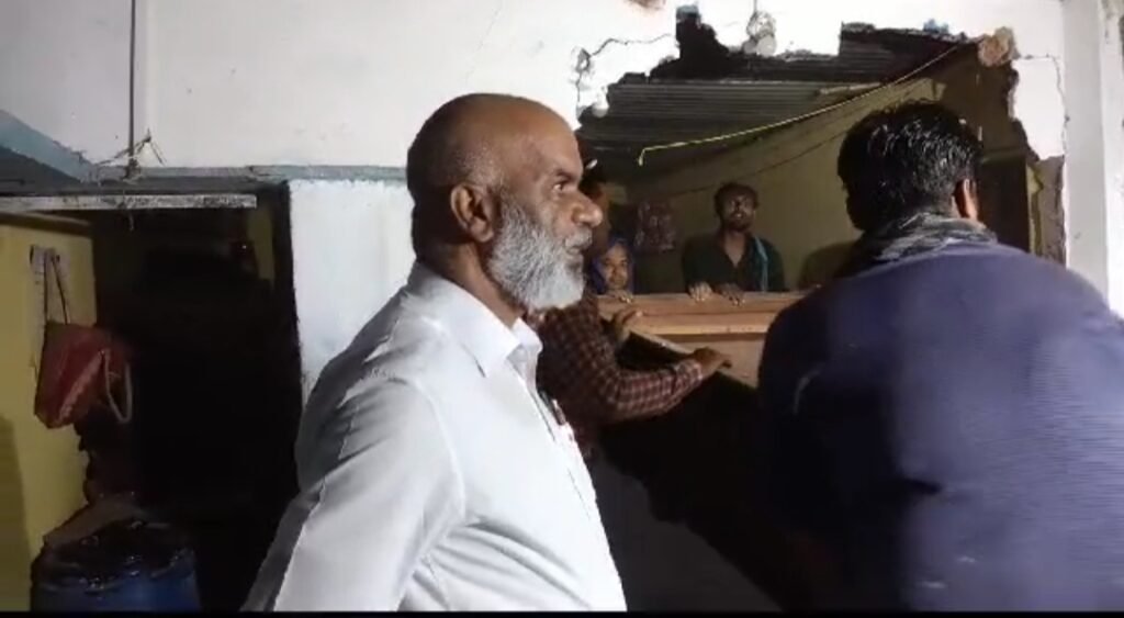 भोपाल में युवक के गले में पट्टा बांधने वाले बदमाशों को पड़ा भारी, प्रशासन ने एनएसए की कार्यवाही करते हुए घर पर भी चलाया हथौड़ा | New India Times