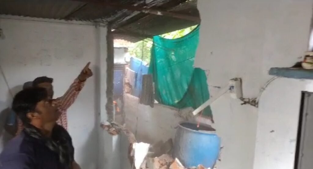 भोपाल में युवक के गले में पट्टा बांधने वाले बदमाशों को पड़ा भारी, प्रशासन ने एनएसए की कार्यवाही करते हुए घर पर भी चलाया हथौड़ा | New India Times