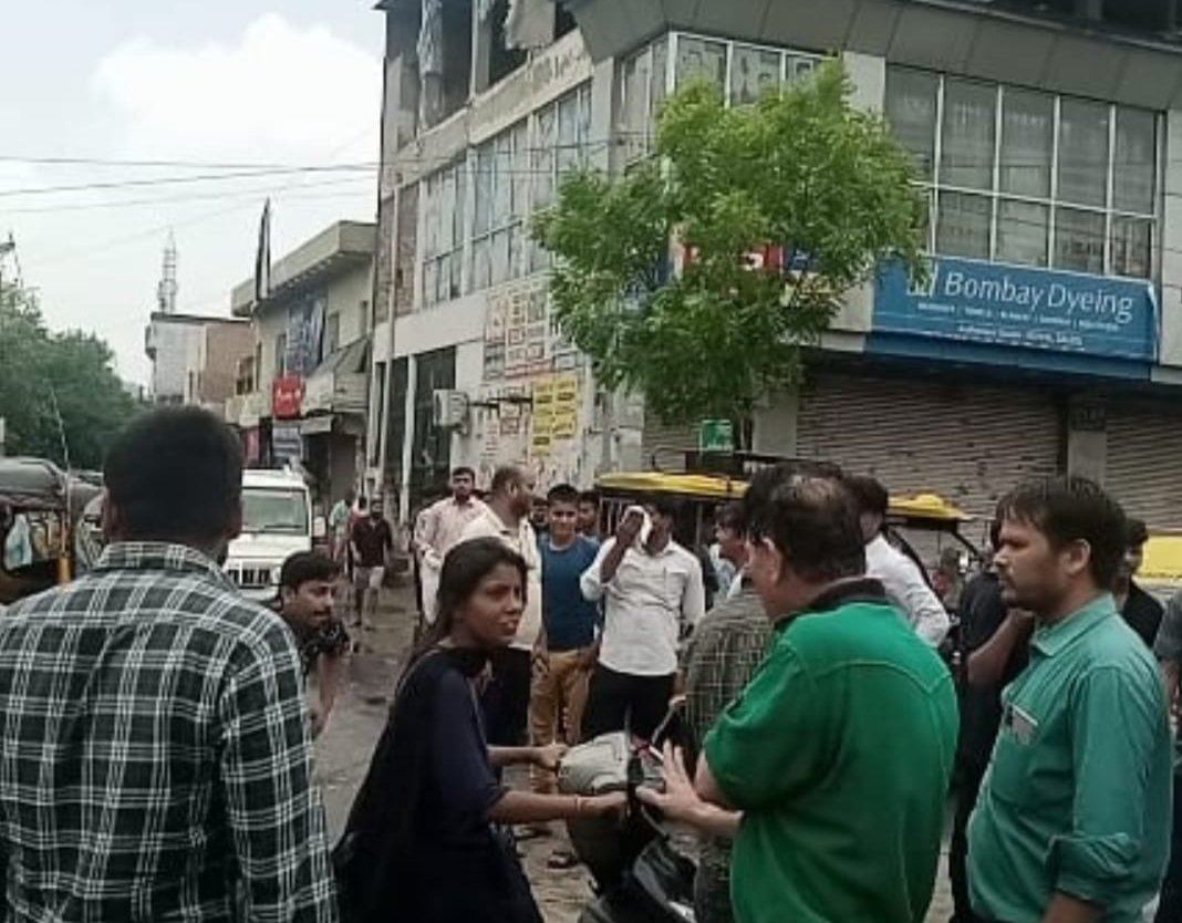 अघोषित विद्युत कटौती के विरोध में छात्रों ने किया रोड जाम, बिजली कटौती मुक्त न होने पर दी बड़े आंदोलन की चेतावनी | New India Times