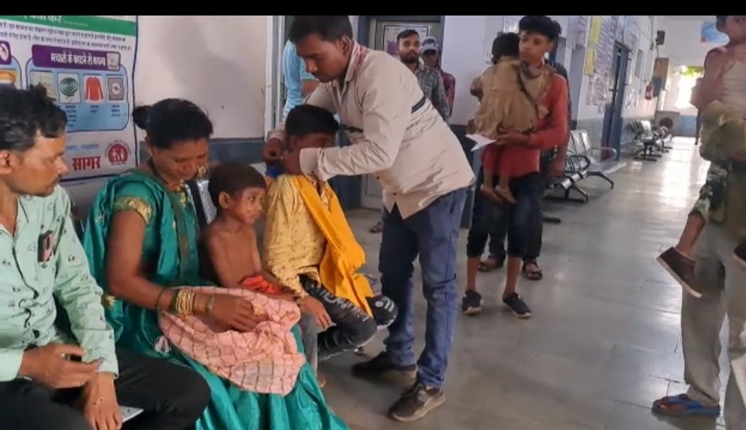 तीन पहिया वाहन पलटने से एक दर्जन लोग घायल, देवरी विधायक हर्ष यादव ने अपनी गाड़ियों से घायलों को पहुंचाया अस्पताल | New India Times