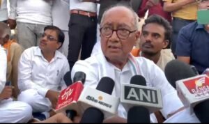 दलितों के घर तोड़े जाने पर गरमाई सियासत, दिग्विजय सिंह पहुंचे रेपुरा, जमीन पर बैठकर सुना पीड़ितों का दर्द, अफसरों की लगाई जमीन पर क्लास | New India Times