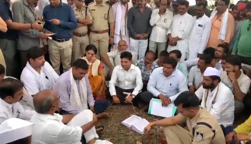 दलितों के घर तोड़े जाने पर गरमाई सियासत, दिग्विजय सिंह पहुंचे रेपुरा, जमीन पर बैठकर सुना पीड़ितों का दर्द, अफसरों की लगाई जमीन पर क्लास | New India Times