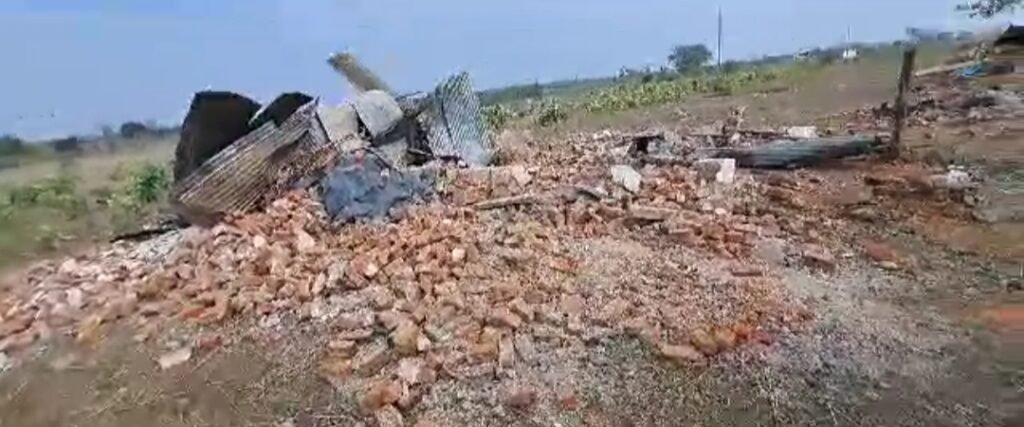 दलितों के घर तोड़े जाने पर गरमाई सियासत, दिग्विजय सिंह पहुंचे रेपुरा, जमीन पर बैठकर सुना पीड़ितों का दर्द, अफसरों की लगाई जमीन पर क्लास | New India Times