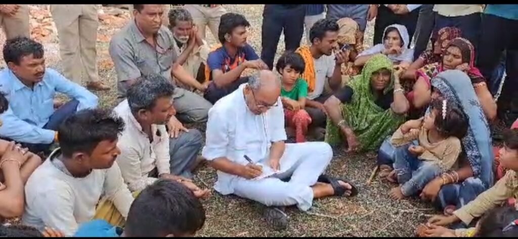 दलितों के घर तोड़े जाने पर गरमाई सियासत, दिग्विजय सिंह पहुंचे रेपुरा, जमीन पर बैठकर सुना पीड़ितों का दर्द, अफसरों की लगाई जमीन पर क्लास | New India Times