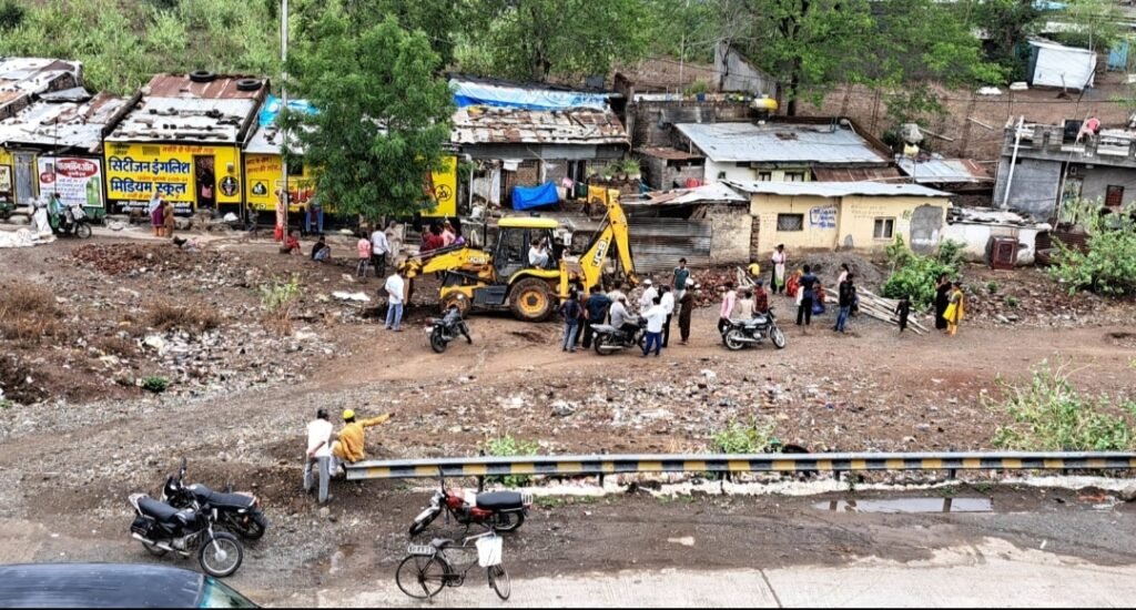 स्थानीय रहवासियों ने कॉलोनाइज़र पर बेशकीमती ज़मीन हड़पने का आरोप लगाकर जिला प्रशासन से की शिकायत, कॉलोनाइज़र ने भी रहवासियों पर उनकी निजी भूमि पर कब्जा करने का लगाया आरोप | New India Times