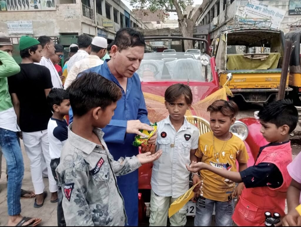 ईद उल अज़हा के अवसर पर बनाया गया विंटेज कार का सेल्फी प्वाइंट जो रहा लोगों के आकर्षण का केंद्र. हम हमेशा तोहार को एक अलग अंदाज में मनाते हैं: विनोद दीक्षित | New India Times