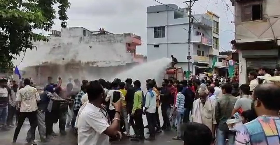 भीम आर्मी प्रमुख पर हमले के विरोध में भीम आर्मी कार्यकर्ताओं ने किया प्रदर्शन, पुलिस ने छीना सीएम योगी का पुतला, तितर-बितर करने के लिए चलाई वाटर कैनन | New India Times