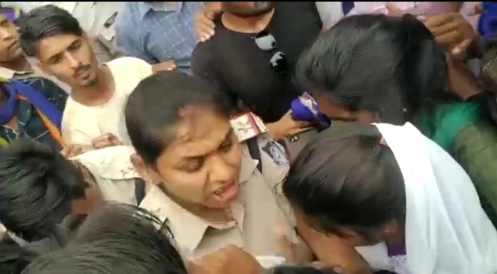 भीम आर्मी प्रमुख पर हमले के विरोध में भीम आर्मी कार्यकर्ताओं ने किया प्रदर्शन, पुलिस ने छीना सीएम योगी का पुतला, तितर-बितर करने के लिए चलाई वाटर कैनन | New India Times