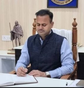 दामिनी ऐप के माध्यम से पूर्व में ही मिलेगी आकाशीय बिजली गिरने की सूचना, जिलाधिकारी ने जनपद के समस्त अधिकारियों एवं कर्मचारियों को दामिनी एप डाउनलोड करने के दिए निर्देश | New India Times