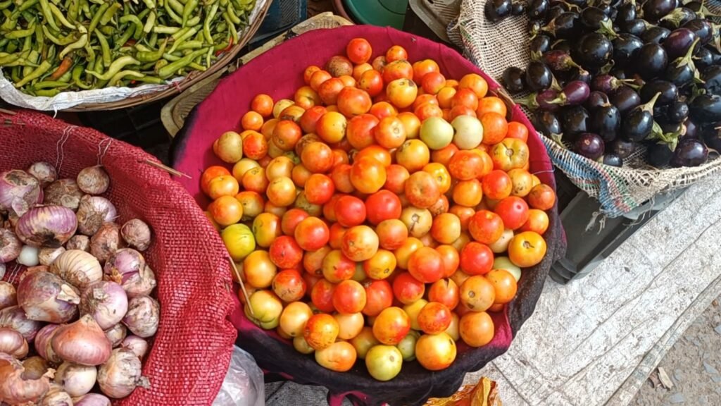 टमाटर के भाव हुए लाल, जनता का हो रही है बेहाल, 150 के पार पहुंचा टमाटर, सब्जियों पर महंगाई की मार, दाल भी हुई पतली... 2 टमाटर के भाव हुए लाल, जनता का हो रही है बेहाल, 150 के पार पहुंचा टमाटर, सब्जियों पर महंगाई की मार, दाल भी हुई पतली... | New India Times