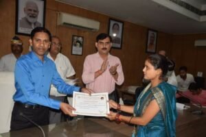 दीनदयाल अंत्योदय योजना: डीएम की अध्यक्षता में हुआ बैंकर्स उन्मुखीकरण कार्यशाला का आयोजन, बेहतर कार्य करने वाले बैंक कार्मिकों को डीएम ने किया सम्मानित | New India Times