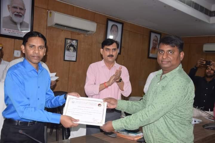 दीनदयाल अंत्योदय योजना: डीएम की अध्यक्षता में हुआ बैंकर्स उन्मुखीकरण कार्यशाला का आयोजन, बेहतर कार्य करने वाले बैंक कार्मिकों को डीएम ने किया सम्मानित | New India Times