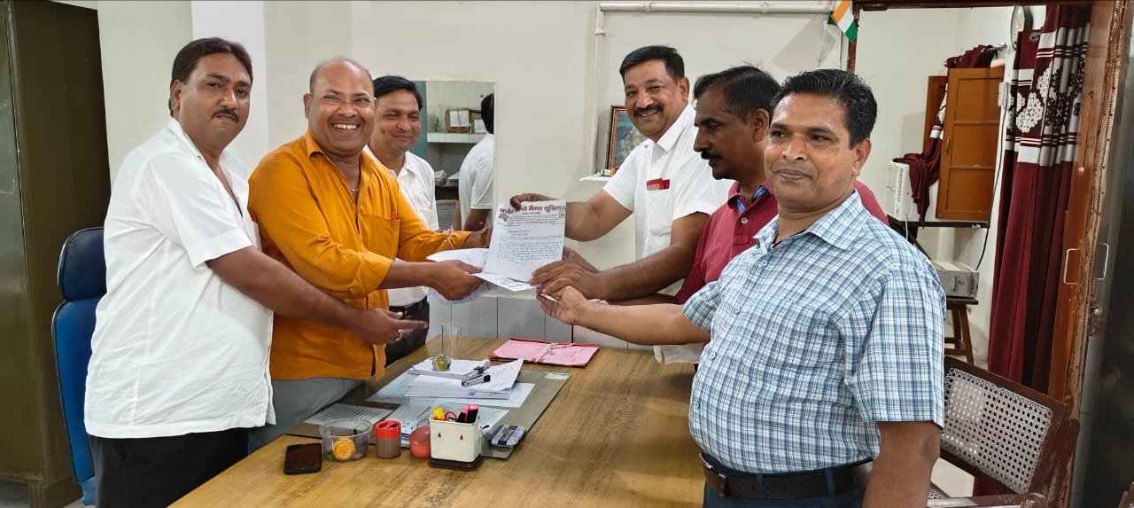 हापुड़ में हुई ट्रैकमैन की दुर्घटना में मौत से आक्रोशित होकर एनआरएमयू ने किया प्रदर्शन | New India Times