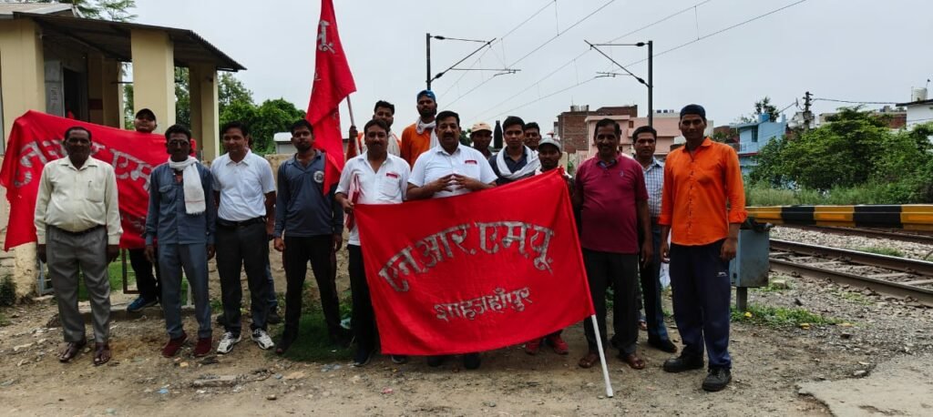 हापुड़ में हुई ट्रैकमैन की दुर्घटना में मौत से आक्रोशित होकर एनआरएमयू ने किया प्रदर्शन | New India Times