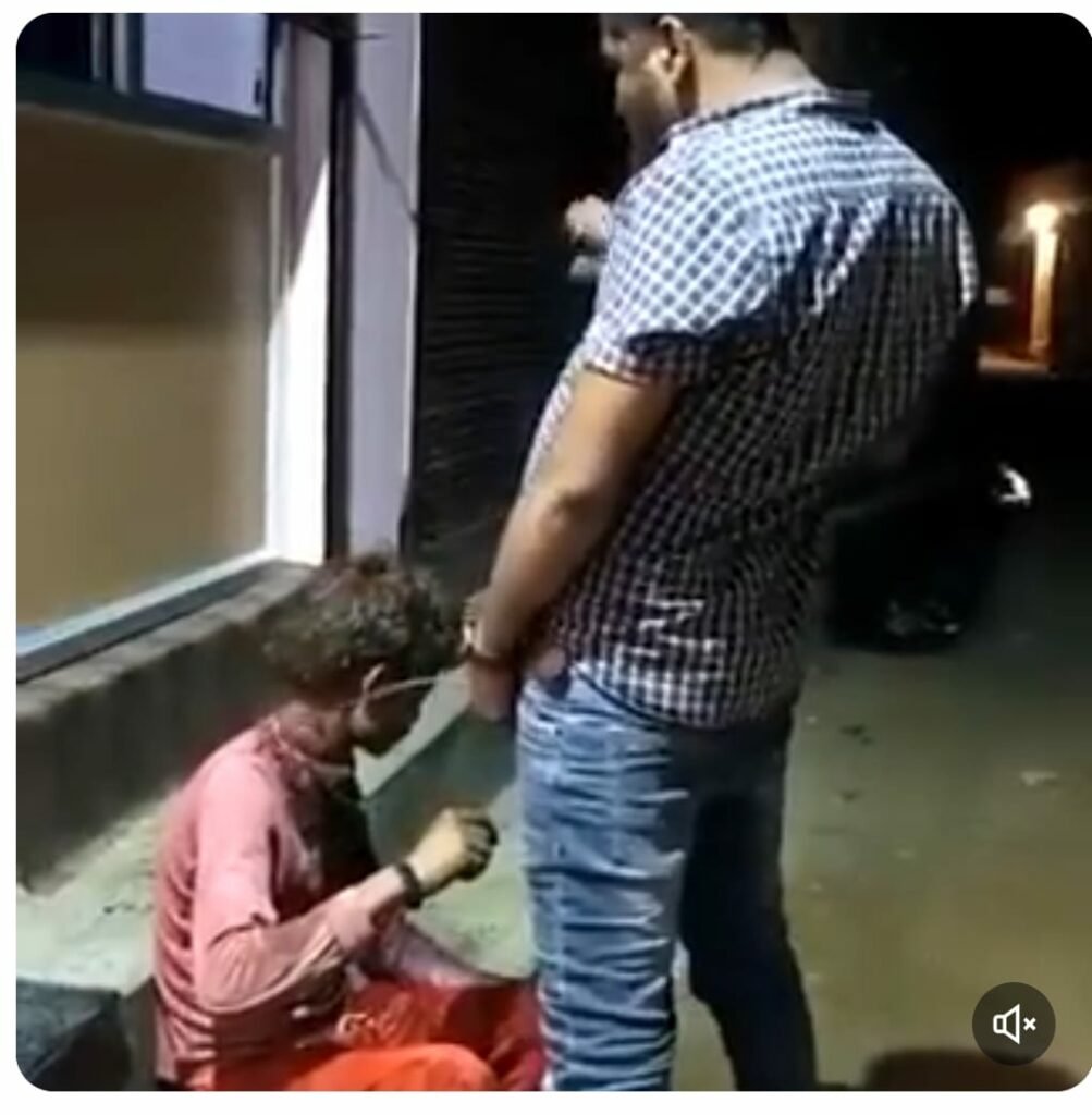 ज़मीन पर बैठे युवक पर पेशाब करता हुआ बीजेपी नेता का वीडियो सोशल मीडिया पर हुआ वायरल, पूरे प्रदेश में मचा हड़कंप | New India Times