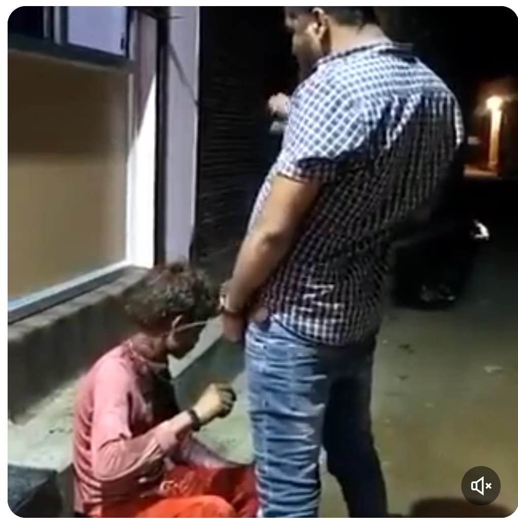 ज़मीन पर बैठे युवक पर पेशाब करता हुआ बीजेपी नेता का वीडियो सोशल मीडिया पर हुआ वायरल, पूरे प्रदेश में मचा हड़कंप | New India Times