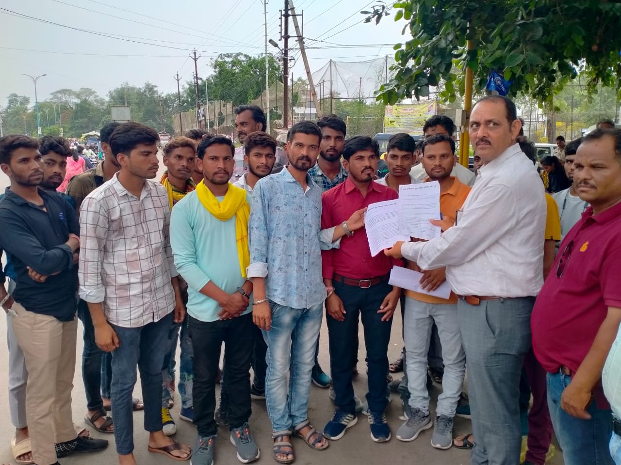 यूनिफॉर्म सिविल कोड (UCC) के विरोध में और आदिवासी युवक पर पेशाब करने वाले के घर पर बुल्डोजर चला कर दोषी को कठोर सज़ा देने की मांग को लेकर जयस/आदिवासी समाज ने सौंपा ज्ञापन | New India Times