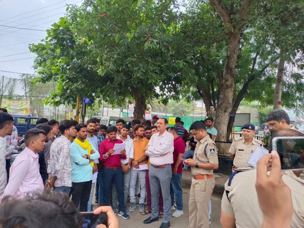 यूनिफॉर्म सिविल कोड (UCC) के विरोध में और आदिवासी युवक पर पेशाब करने वाले के घर पर बुल्डोजर चला कर दोषी को कठोर सज़ा देने की मांग को लेकर जयस/आदिवासी समाज ने सौंपा ज्ञापन | New India Times