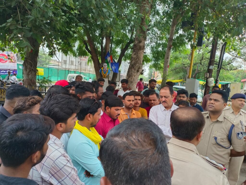 यूनिफॉर्म सिविल कोड (UCC) के विरोध में और आदिवासी युवक पर पेशाब करने वाले के घर पर बुल्डोजर चला कर दोषी को कठोर सज़ा देने की मांग को लेकर जयस/आदिवासी समाज ने सौंपा ज्ञापन | New India Times