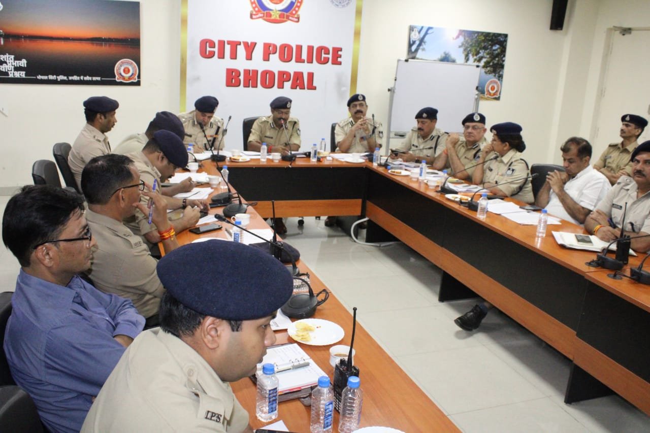 आगामी विधानसभा चुनाव के दौरान शांति व सुरक्षा व्यवस्था के मद्देनजर पुलिस आयुक्त ने राजपत्रित अधिकारियों व थाना प्रभारियों की ली बैठक | New India Times