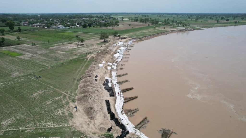घाघरा नदी किनारे स्थित गांव समूहों को कटान से बचाने के लिए युद्ध स्तर पर की फ्लड फाइटिंग, संभावित नदी कटान के दृष्टिगत कराए गए आपातकालीन कटावरोधी कार्य | New India Times