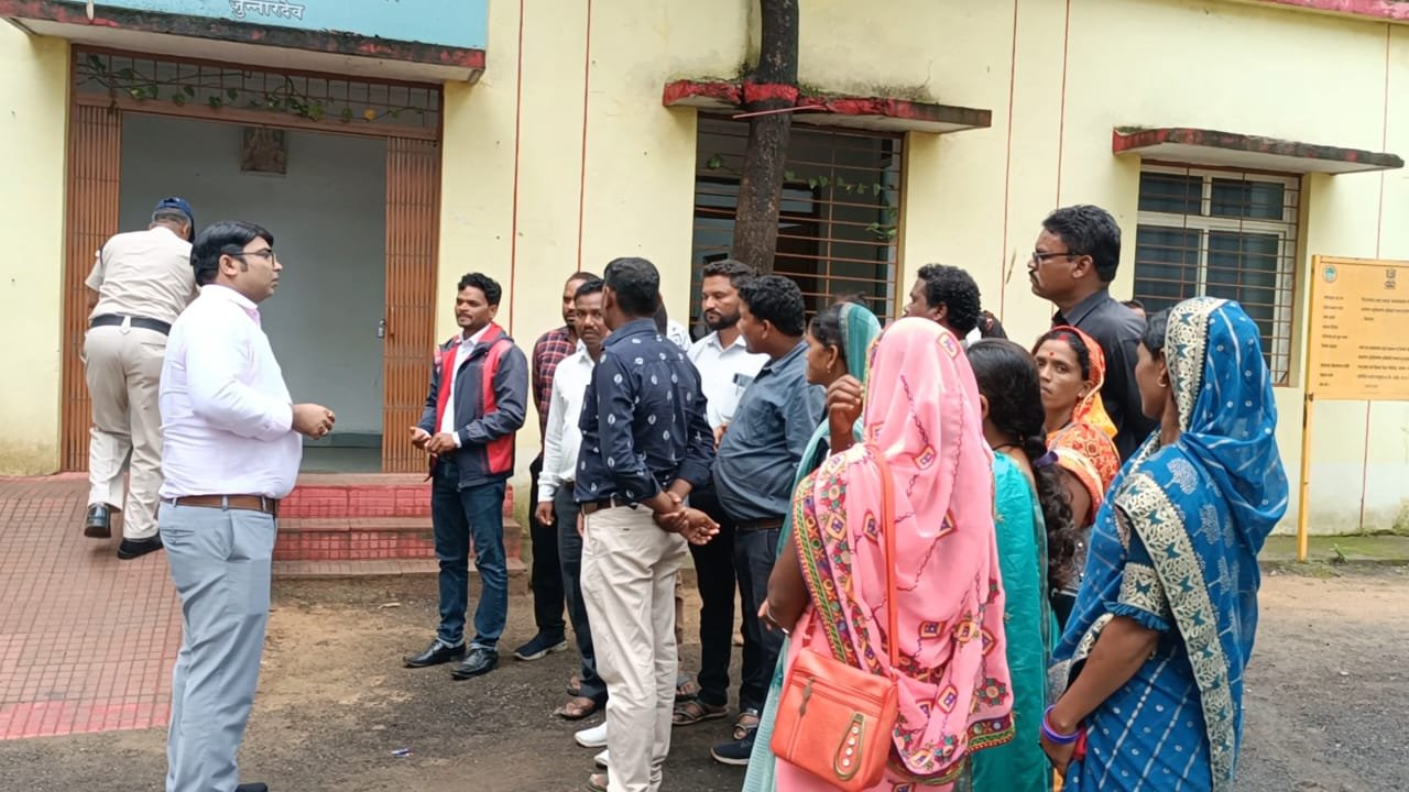 जनपद पंचायत जुन्नारदेव की सीईओ के खिलाफ जनपद सदस्यों ने कमिश्नर जबलपुर संभाग के नाम एसडीएम जुन्नारदेव कार्यालय पहुंच कर सौंपा ज्ञापन | New India Times