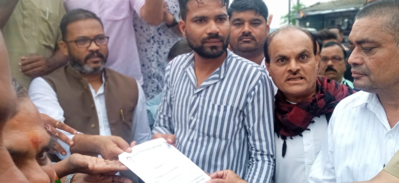 दमुआ युवा कांग्रेस का हल्ला बोल, आदिवासी के अपमान को लेकर मुख्यमंत्री का किया पुतला दहन | New India Times