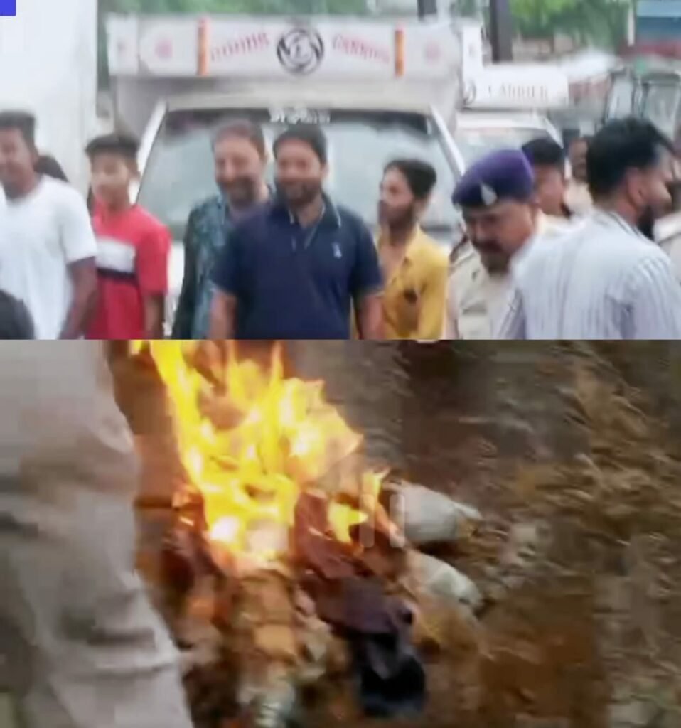 दमुआ युवा कांग्रेस का हल्ला बोल, आदिवासी के अपमान को लेकर मुख्यमंत्री का किया पुतला दहन | New India Times