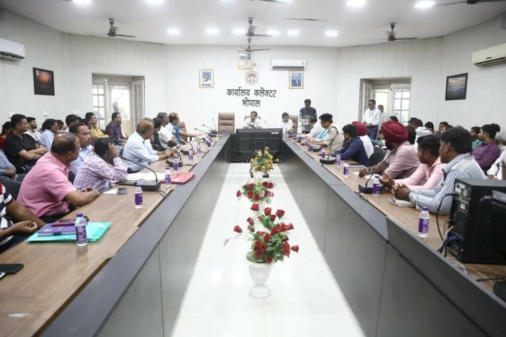 भोपाल कलेक्टर श्री आशीष सिंह ने जिले के निजी विद्यालयों के प्राचार्य एवं प्रबंधन के साथ की एक अहम बैठक | New India Times