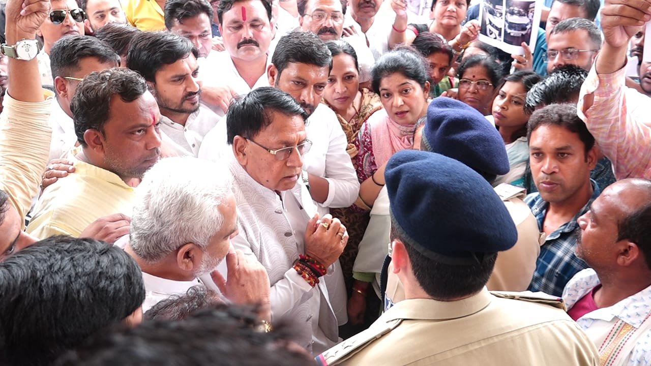 भोपाल नगर निगम की नेता प्रतिपक्ष शबिस्ता जकी एवं उनके पति से हुई मारपीट के मामले को लेकर कड़ी कार्यवाही न होने पर कांग्रेसी कार्यकर्ताओं ने सीएम हाउस के घेराव की दी चेतावनी | New India Times