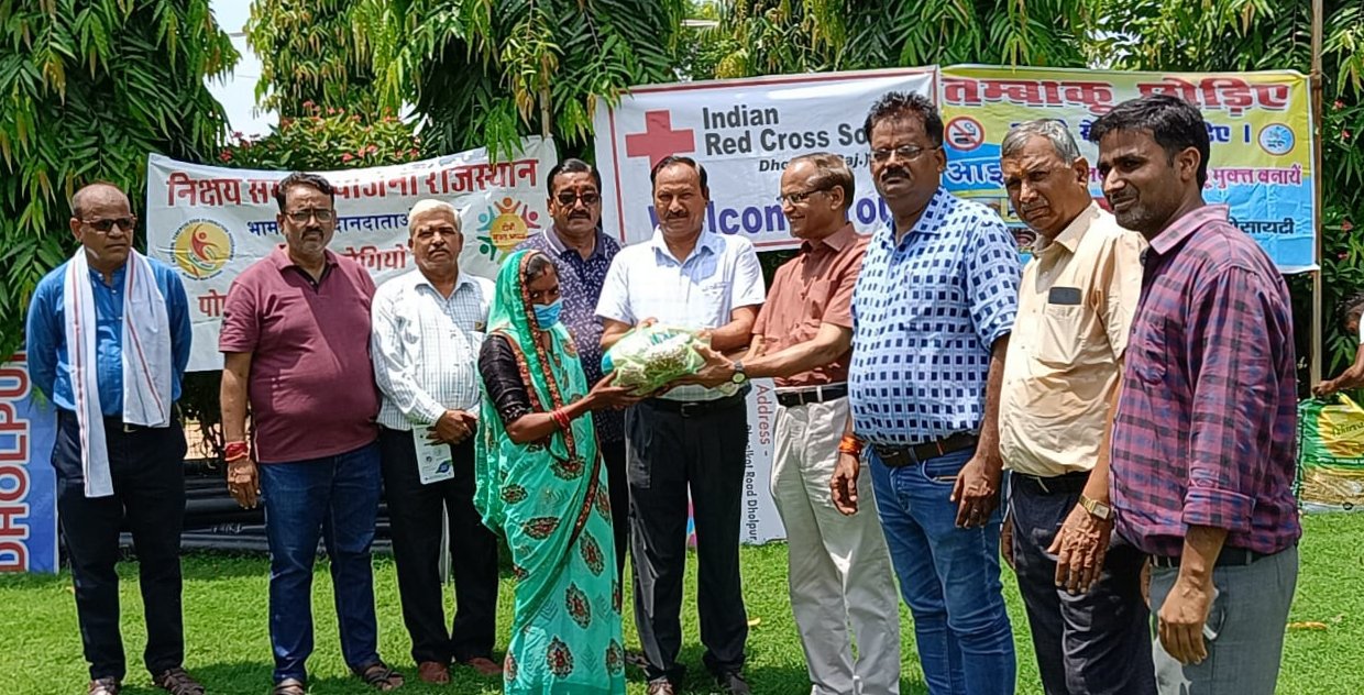 रेडक्रॉस सोसायटी के पदाधिकारियों द्वारा क्षय रोगियों को बांटी गई पौष्टिक आहार किट | New India Times