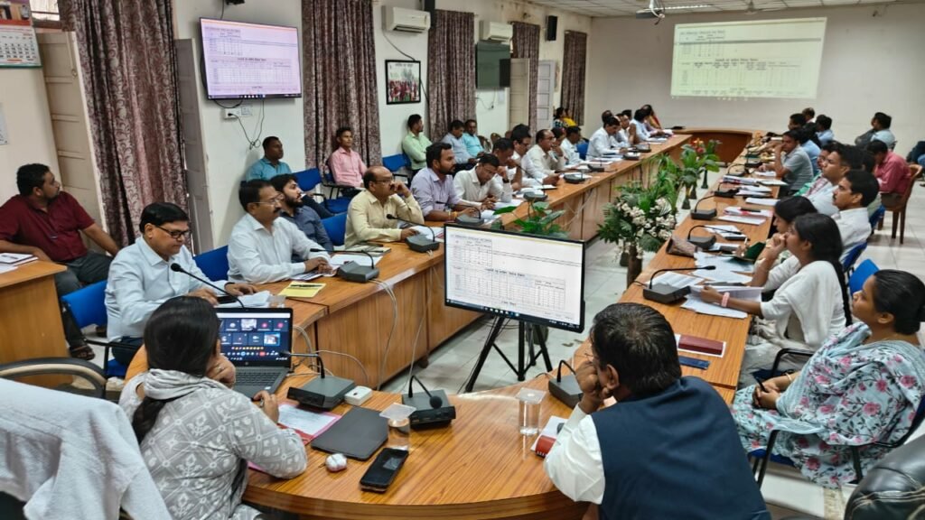 कलेक्टर द्वारा समयावधि पत्रों की ली गई समीक्षा बैठक, सभी अधिकारियों को छात्रावासों का निरीक्षण करने के दिये निर्देश | New India Times