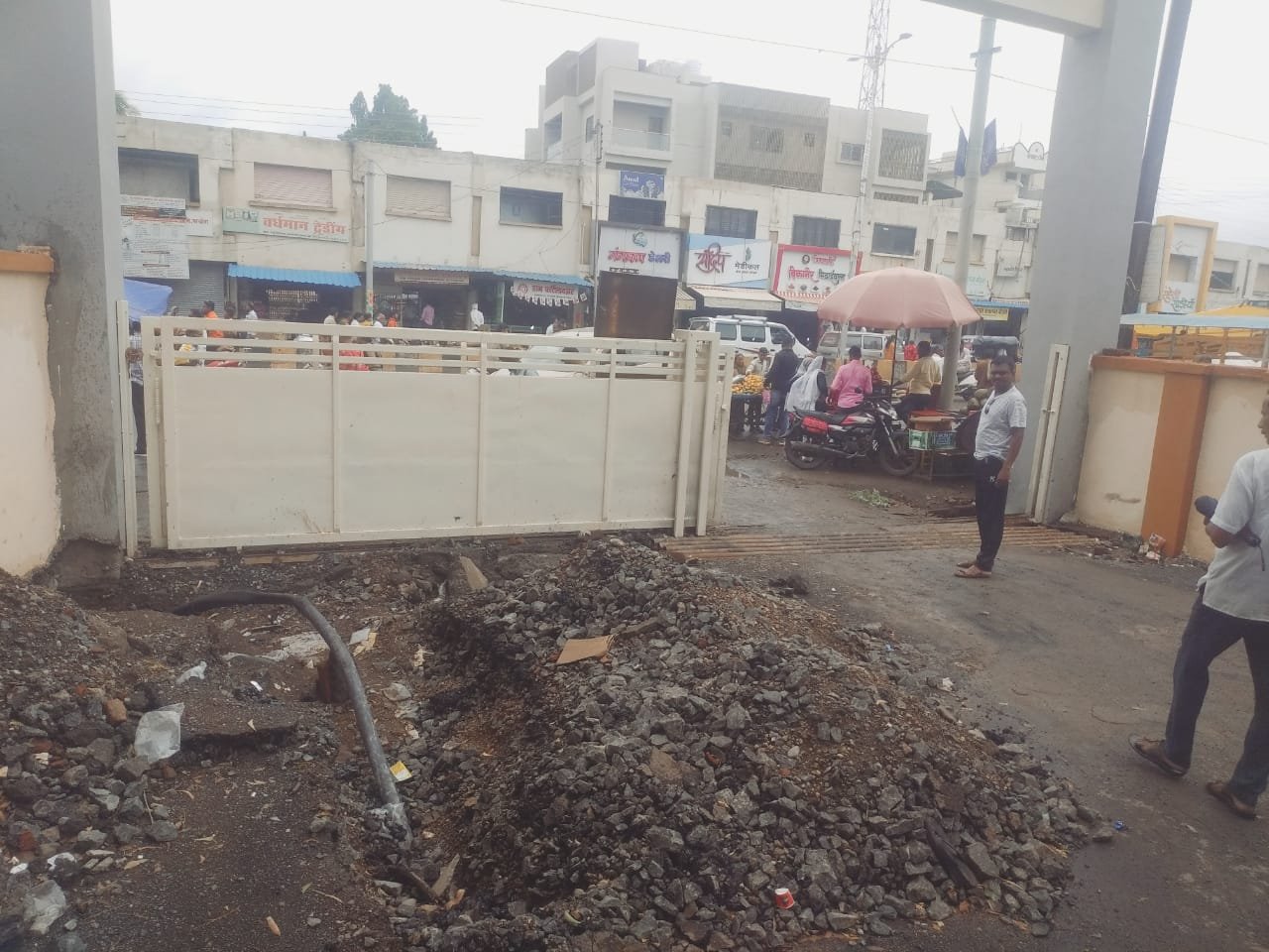 टूटी हुई बिजली केबल दे रही है भीड़तंत्र को निमंत्रण, डीन ने कहा MSEB की लापरवाही से अधर में लटका है काम | New India Times