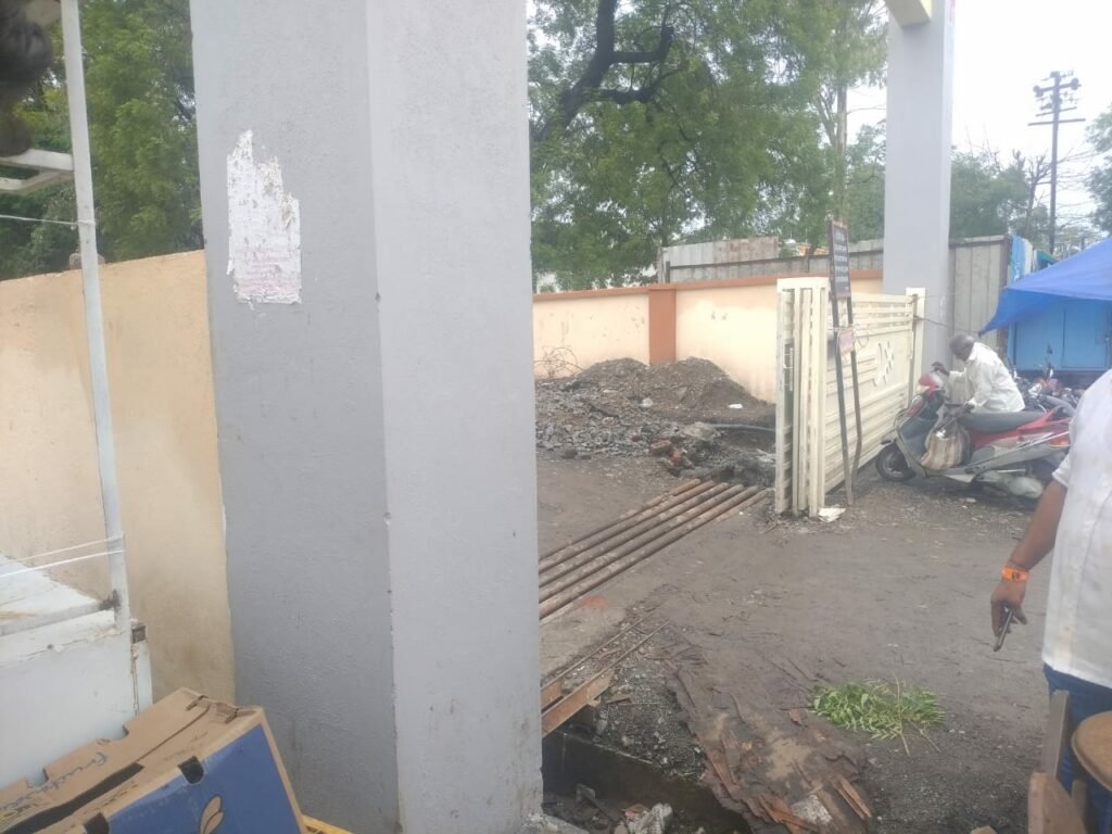 टूटी हुई बिजली केबल दे रही है भीड़तंत्र को निमंत्रण, डीन ने कहा MSEB की लापरवाही से अधर में लटका है काम | New India Times