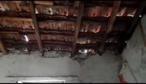 जर्जर अवस्था में तब्दील हुआ स्कूल, जगह-जगह से टपक रहा है पानी, खतरे के साए में विद्यार्थी कर रहे हैं शिक्षा ग्रहण | New India Times