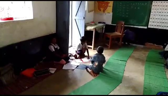 जर्जर अवस्था में तब्दील हुआ स्कूल, जगह-जगह से टपक रहा है पानी, खतरे के साए में विद्यार्थी कर रहे हैं शिक्षा ग्रहण | New India Times