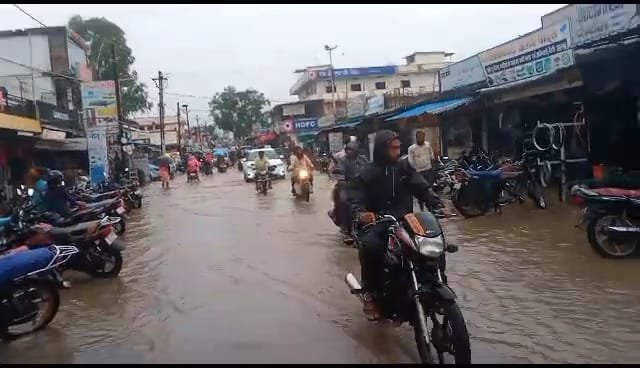 आफत वाली बारिश के चलते नदी नाले उफान पर, पुलिया पहुंच मार्ग से आवागमन हुआ बाधित, नगर की व्यवस्था दिखी फेल | New India Times