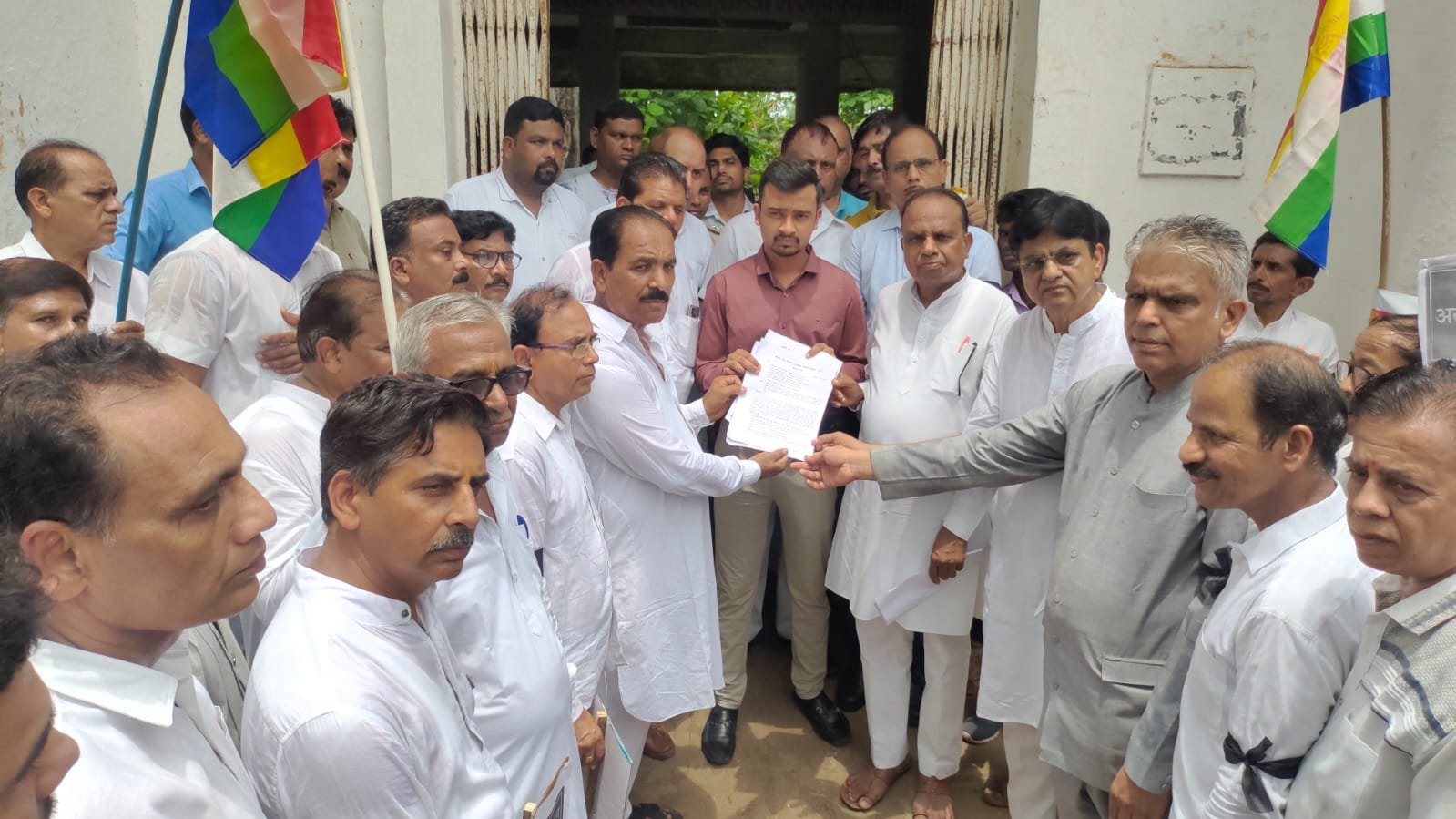 कर्नाटक में दिगम्बर जैनाचार्य की निर्मम हत्या के विरोध में सकल जैन समाज ने काली पट्टी बांध निकाला मौन जुलूस, आक्रोश जताकर 4 सूत्रीय मांगों का सौंपा ज्ञापन | New India Times